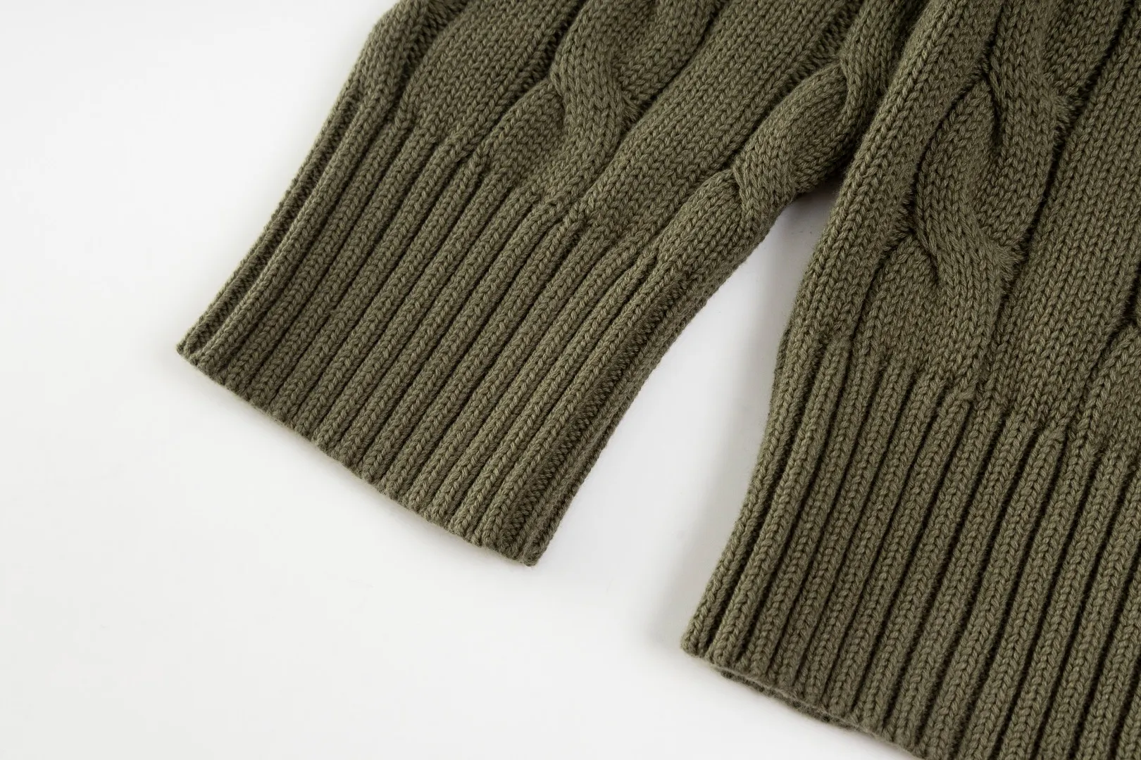 P236 #R92 RALPH LAUREN Ralph Lauren fifteen colors classic small label embroidery logo turtleneck pullover half-zip knitted cable sweater with high-density LOGO embroidery on the chest and original customized tag accessories. Made of pure cotton yarn, pure cotton is skin-friendly and comfortable, small label war horse embroidered twist turtleneck sweater 🐎 high quality, follow the blogger to learn how to wear it! Let’s buy a Ralph Lauren cable sweater. It’s a super hard-to-find series after it became popular. It’s hard to find one on the official website. It’s simple and practical to wear, with a lazy and loose feel. The thickened fabric has more texture, feels soft and delicate, and has a loose fit. Whether worn alone or layered, you can wear different styles of fashion with just one piece!   Size：XS S M L